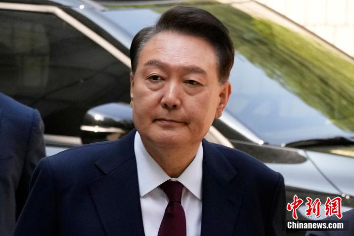 当地时间2025年5月12日，韩国首尔，因被控策划叛乱而受到审判的前总统尹锡悦(🏻)抵达首尔中央地方法(⬛)院。图/视觉中国